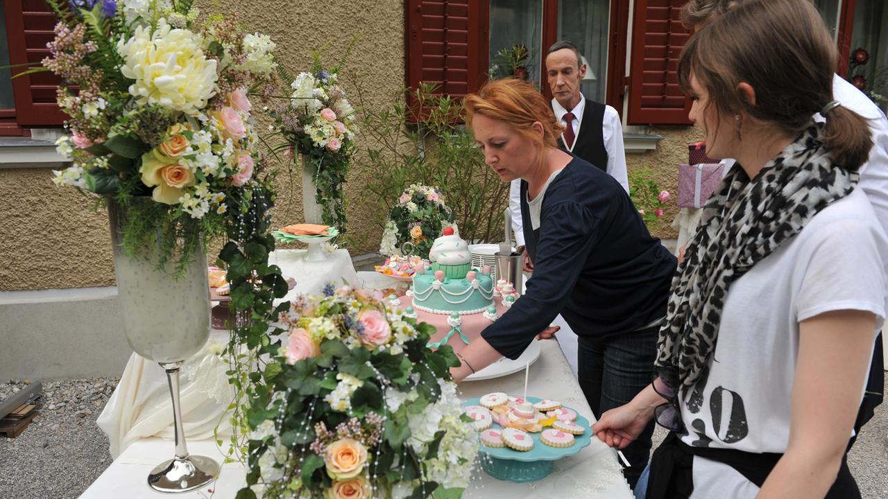 Tempesta d'amore: la prop alimentare prepara la torta nuziale per la rotazione