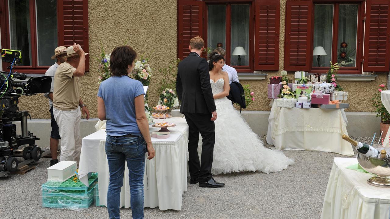 Tempesta d'amore: Christian Feist e Liza Tzschirner le riprese con la torta nuziale