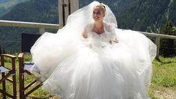 Ines Lutz im Brautkleid auf dem Berg