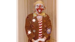 Sturm der Liebe Faschingsaktion 2016 Fasching Bilder Schauspieler: Sepp Schauer in einem selbstgenähten Clownskostüm als junger Mann.