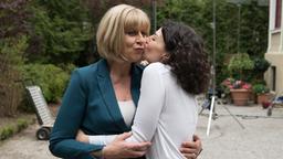 Sturm der Liebe Making-Of Hochzeit Niklas Julia 2015: Mona Seefried als Charlotte Saalfeld und Liza Tzschirner als Pauline Stahl