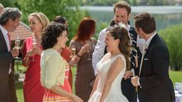 Sturm der Liebe Making-Of Hochzeit Niklas Julia 2015: Pauline (Liza Tzschirner) und Julia (Jennifer Newrkla)