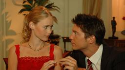 Maxim (Sebastian Deyde, r.) macht Miriam (Inez Björg David, l.) einen Heiratsantrag. 