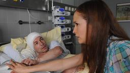 Markus (Tobias Dürr, l., mit Uta Kargel) kämpft mit einem Hirntumor - und Eva will ihn in dieser Situation nicht allein lassen