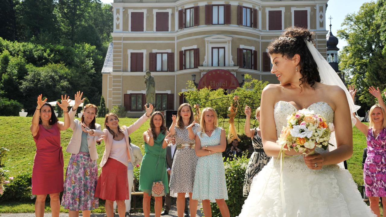 Tempesta d'amore: sposa Pauline lancio del bouquet da sposa