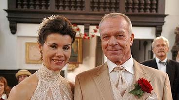 Werner e Barbara nella chiesa (Foto: ARD / Jo Bischoff)
