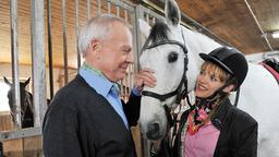 Sturm der Liebe: Werner und Sabrina im Reitstall mit Pferd