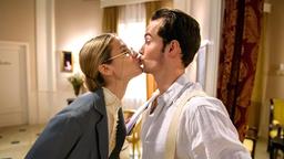 10 Jahre "Sturm der Liebe" - Musicalfolge. Die intellektuelle Poppy (Birte Wentzek) startet einen Feldversuch für ihre Doktorarbeit über die romantische Liebe, mit der sie keinerlei Erfahrung hat. Beherzt küsst sie den überraschten David (Michael N. Kühl).
