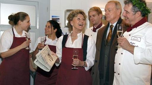 Andrè, Hildegard e il Personale di cucina (Foto: ARD / Jo Bischoff)