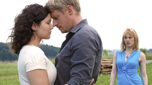rosalie-draengt-sich-erneut-zwischen-emma-und-felix-folge-904-102~_v-varm