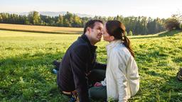 Alexandra (Kristina Dörfer) und Nils (Florian Stadler) küssen sich nach überstandenem Abenteuer.