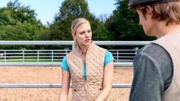 Alicia (Larissa Marolt) lässt ihre schlechte Laune an Viktor (Sebastian Fischer) aus.