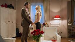 Alicia (Larissa Marolt) macht Christoph (Dieter Bach) einen Heiratsantrag.