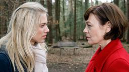 Alicia (Larissa Marolt) macht Xenia (Elke Winkens), nach deren Intrige, schwere Vorwürfe.