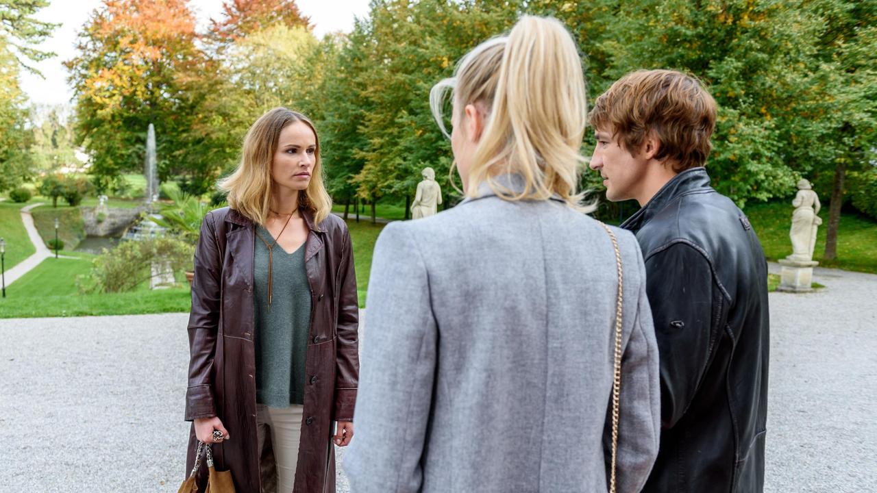 Alicia (Larissa Marolt) steht dem schuldbewussten Viktor (Sebastian Fischer) beim ersten Treffen mit Jessica Bronckhorst (Isabell Ege) bei.