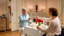 Als André (Joachim Lätsch) Susan (Marion Mitterhammer) niedergeschlagen ein Glas Wein anbietet, beobachtet Melli (Bojana Golenac) die beiden unbemerkt und missinterpretiert die Situation.