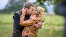 Als Franzi (Léa Wegmann) Tim (Florian Frowein) ihre Gefühle gesteht und ihn küsst, ahnt sie nicht, was sie damit bei Tim auslöst.