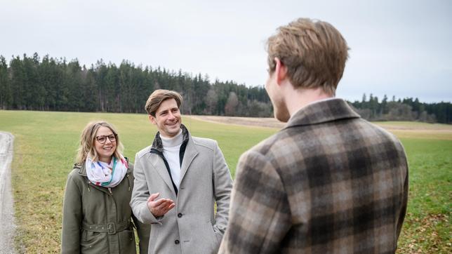 Bild: ARD/Christof Arnold Als Paul (Sandro Kirtzel) Josie (Lena Conzendorf) um ein privates Treffen bittet, kommt Henning (Matthias Zera) hinzu.