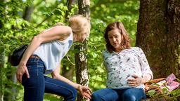 Als Tina (Christin Balogh) im Wald Wehen bekommt, ist ihr Alicia (Larissa Marolt) eine große Hilfe.