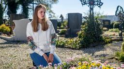 Am Grab ihrer Mutter lässt Valentina (Paulina Hobratschk) ihren Gefühlen freien Lauf.