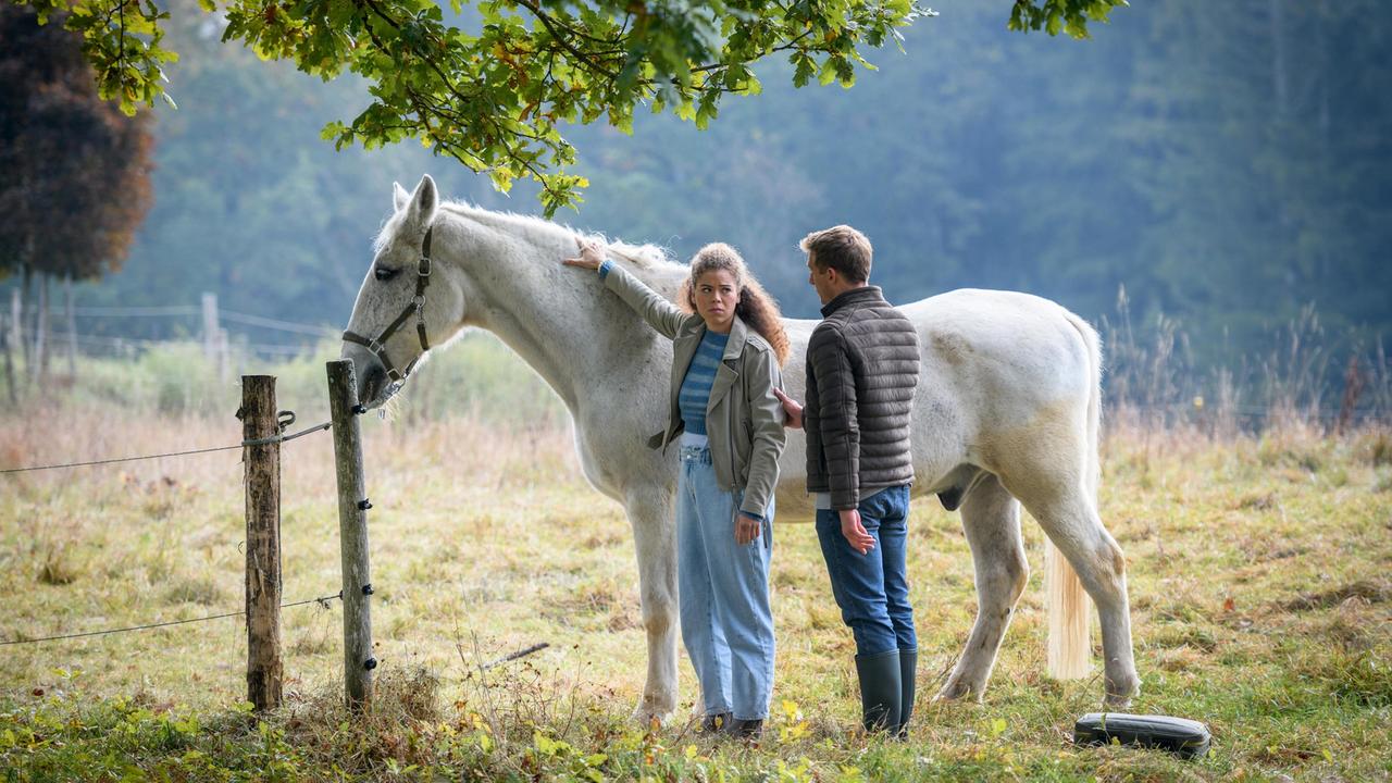 Ana (Soluna-Delta Kokol, l. mit Martin Walde) zweifelt, ob sie bereit ist, wieder auf ein Pferd zu steigen.