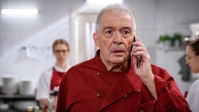 Bild: ARD/Christof Arnold André (Joachim Lätsch) erfährt am Telefon, dass Bettina einen Unfall mit einem Auto hat (mit Lena Conzendorf, l. und Komparsin).