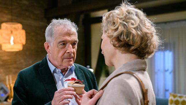 Bild: ARD/Christof Arnold André (Joachim Lätsch) macht Bettina (Natalie Hünig) ein Geschenk.