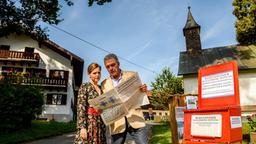 André (Joachim Lätsch) und Melli (Bojana Golenac) lesen geschockt die Schlagzeile in der Zeitung.