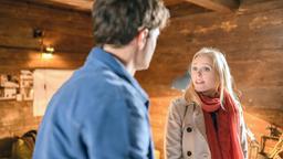 Annabelle (Jenny Löffler) ist irritiert, wie sehr sich Joshua (Julian Schneider) für Denise einsetzt.