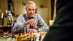 Auch ein Schachspiel mit André kann Werner (Dirk Galuba) nicht von seiner Trauer ablenken.