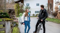 Auf der Suche nach dem "Fürstenhof" trifft Valentina (Paulina Hobratschk) auf Fabien (Lukas Schmidt) und überredet ihn, sie ein Stück mitzunehmen.