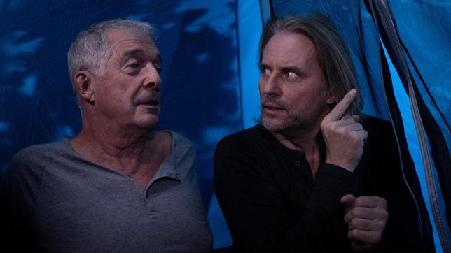 Bild: ARD/Christof Arnold Aus Angst vor wilden Tieren weckt Michael (Erich Altenkopf) André (Joachim Lätsch) mitten in der Nacht.