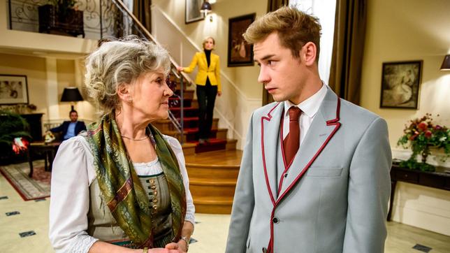 Bild: ARD/Christof Arnold Beatrice (Isabella Hübner, hinten) belauscht ein Gespräch zwischen Norman (Niklas Löffler) und Hildegard (Antje Hagen) bezüglich des Filmdrehs mit Dexter Torrence.