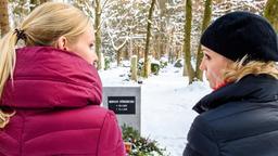 Beatrice (Isabella Hübner) trifft Luisa (Magdalena Steinlein) auf dem Friedhof.
