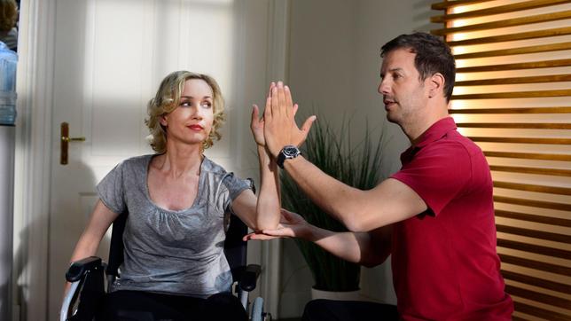 Beatrice (Isabella Hübner) will mit Nils' (Florian Stadler) Hilfe wieder auf die Beine kommen – auch wenn es ihr nicht leicht fällt.