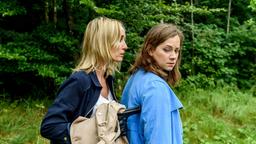 Beatrice (Isabella Hübner) zwingt Tina (Christin Balogh) mit vorgehaltener Pistole, in den Wald zu gehen.