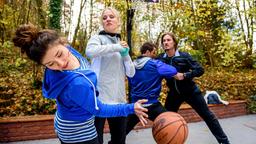 Bei einem gemeinsamen Basketballspiel zwischen Adrian (Max Alberti), William (Alexander Milz), Clara (Jeannine Michèle Wacker) und Desirée (Louisa von Spies), bahnen sich Desirées angestaute Emotionen ihren Lauf …