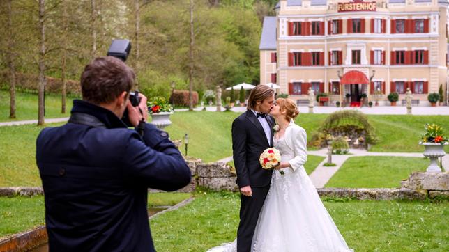 Beim Fotoshooting mit Nils (Florian Stadler) folgt Rebecca (Julia Alice Ludwig) einem Impuls und küsst William (Alexander Milz) auf den Mund.