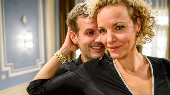 Beim Tangounterricht zwischen Natascha (Melanie Wiegmann) und Nils (Florian Stadler) kommt eine sehr erotische Stimmung auf.