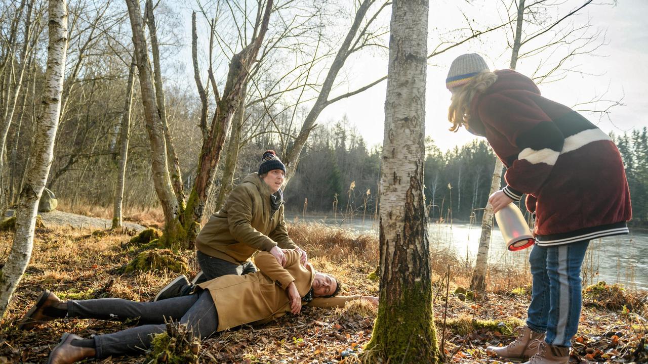 Bela (Franz-Xaver Zeller) und Lucy (Jennifer Siemann) finden den bewusstlosen Dirk (Markus Pfeiffer) im Wald.