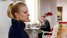 Christoph (Dieter Bach) und Alicia (Larissa Marolt) sind sich uneins, was Viktor durch ein Treffen mit Jessica Bronckhorst bezwecken will.