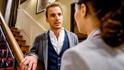 Clara (Jeannine Wacker) informiert Adrian (Max Alberti), dass Desirée im Krankenhaus ist.
