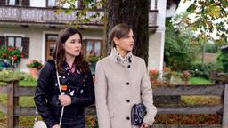 Clara (Jeannine Michèle Wacker) und Melli (Bojana Golenac) wundern sich über Oskars Verhalten.