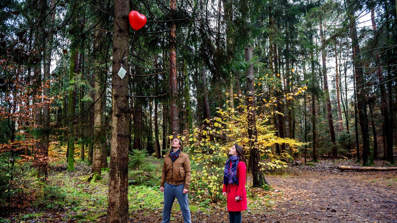 Clara (Jeannine Michèle Wacker) und William (Alexander Milz) entdecken in einem Baum einen Ballon mit einer Karte.