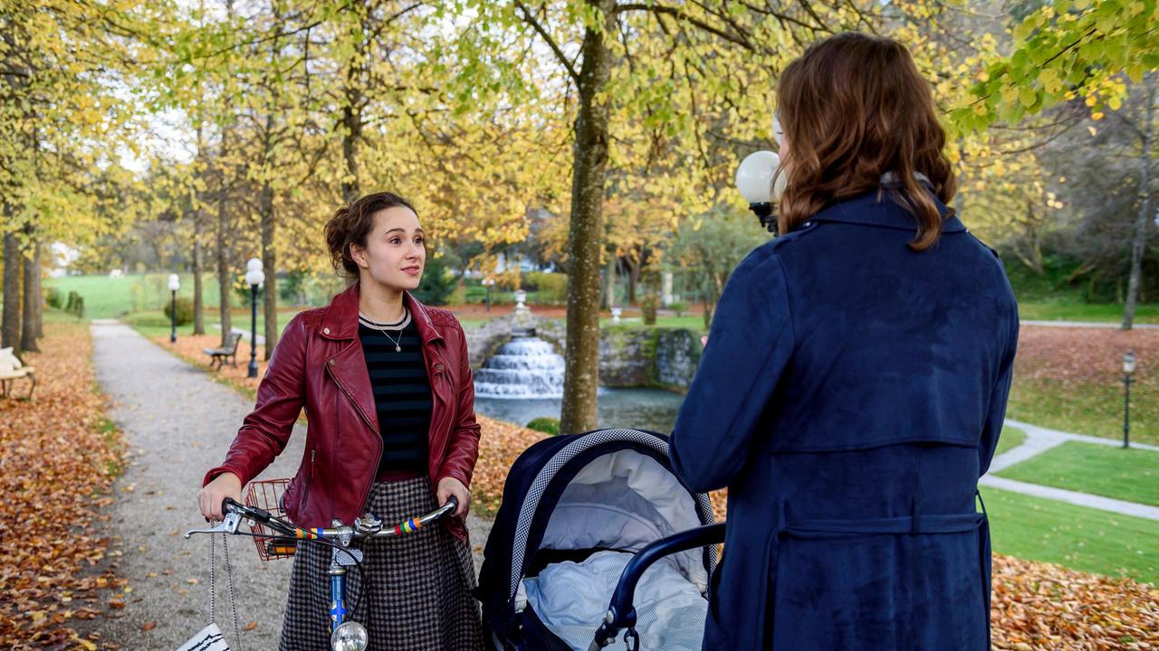 Da Romys (Désirée von Delft) Fahrrad kaputt ist, bietet Tina (Christin Balogh) ihre Hilfe an.