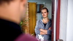 David (Michael N. Kühl) lässt im Gespräch mit Nils (Florian Stadler) kein gutes Haar an Oskar.