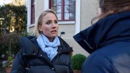 Desirée (Louisa von Spies) erzählt Tina (Christin Balogh) von ihrem Plan.