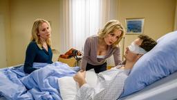 Desirée (Louisa von Spies) und Beatrice (Isabella Hübner) besuchen David (Michael Kühl) im Krankenhaus.