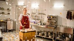 Die Ausbildung in der Küche bringt Tina (Christin Balogh) an ihre Genzen. In einem schockierenden Tagtraum muss sie Hühner schlachten.
