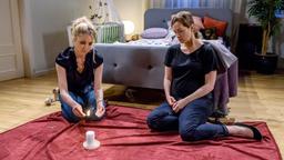 Ella (Victoria Reich) und Tina (Christin Balogh) halten Totenwache für Tinas Baby.